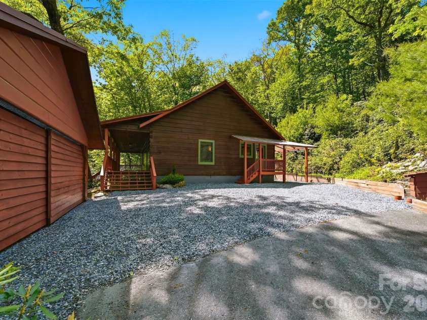 6220 Sunny Drive, Newland, NC 28657.  MLS# CAR4377028, YatesRealty ID 25139. 