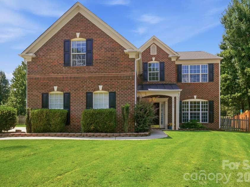 7724 Dinniston Drive, Huntersville, NC 28078.  MLS# CAR4413809, YatesRealty ID 25140. 