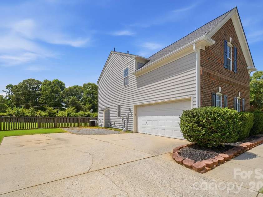 7724 Dinniston Drive, Huntersville, NC 28078.  MLS# CAR4413809, YatesRealty ID 25140. 