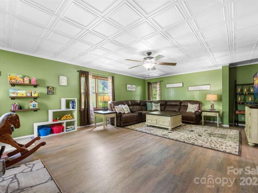 31 Bailey Mathes Farm Lane, Newland, NC 28657.  MLS# CAR4279616, YatesRealty ID 25141. 