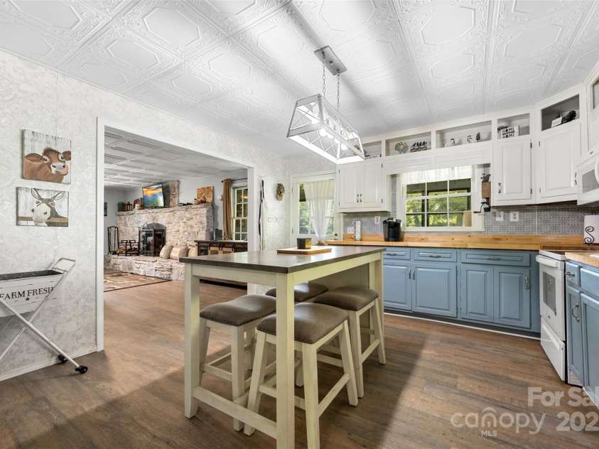 31 Bailey Mathes Farm Lane, Newland, NC 28657.  MLS# CAR4279616, YatesRealty ID 25141. 