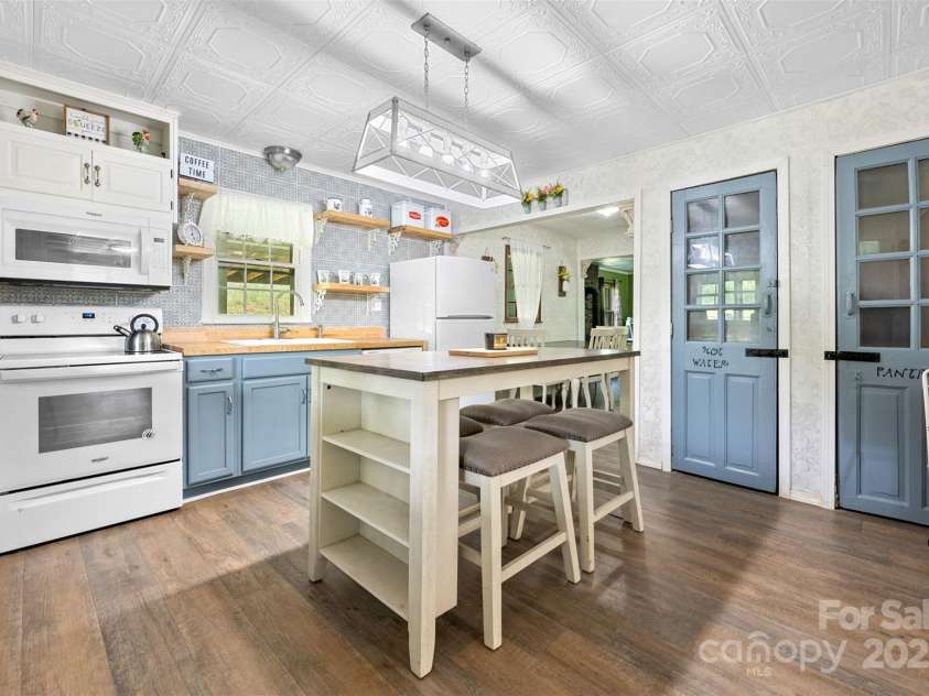 31 Bailey Mathes Farm Lane, Newland, NC 28657.  MLS# CAR4279616, YatesRealty ID 25141. 