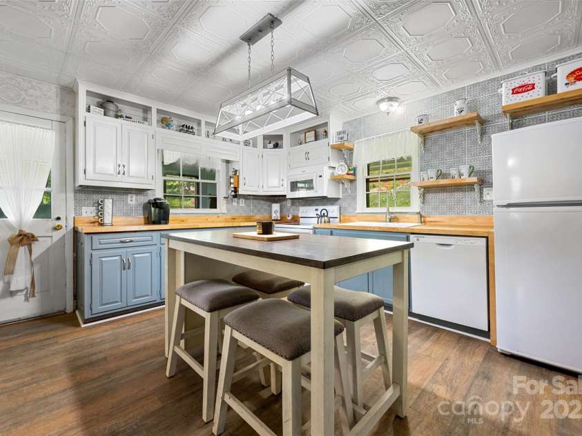 31 Bailey Mathes Farm Lane, Newland, NC 28657.  MLS# CAR4279616, YatesRealty ID 25141. 