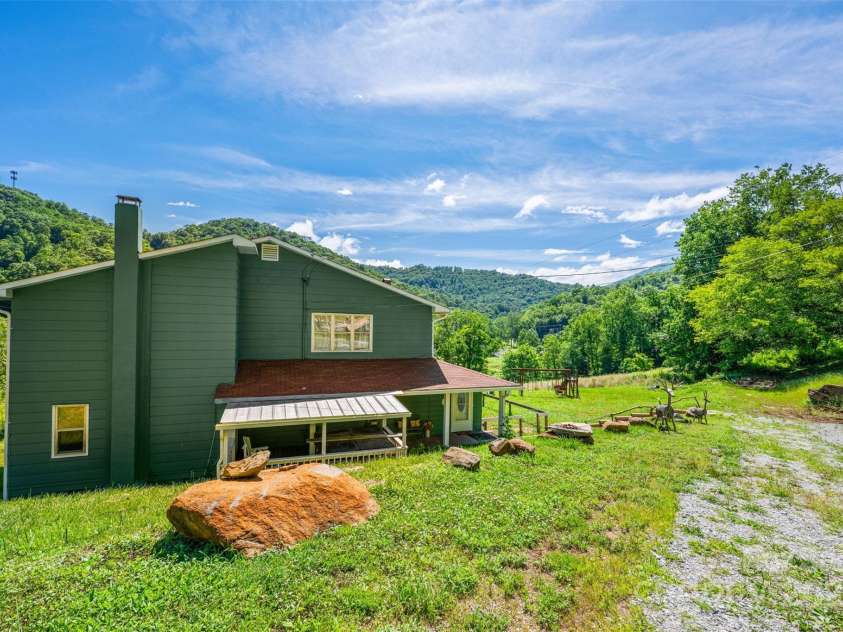 31 Bailey Mathes Farm Lane, Newland, NC 28657.  MLS# CAR4279616, YatesRealty ID 25141. 