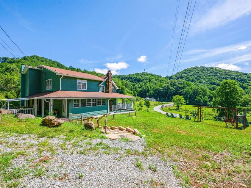31 Bailey Mathes Farm Lane, Newland, NC 28657.  MLS# CAR4279616, YatesRealty ID 25141. 