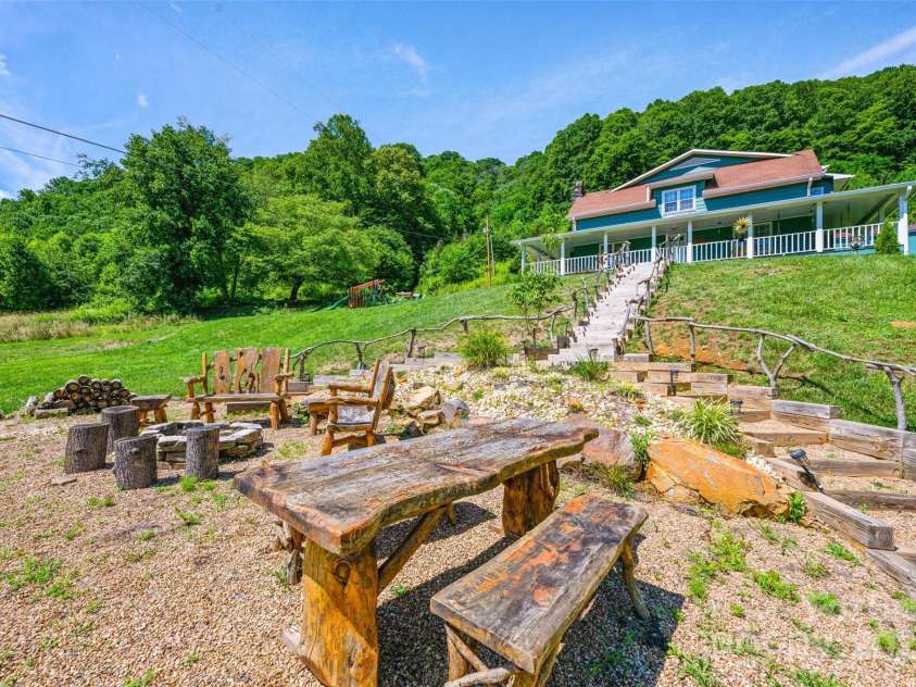 31 Bailey Mathes Farm Lane, Newland, NC 28657.  MLS# CAR4279616, YatesRealty ID 25141. 