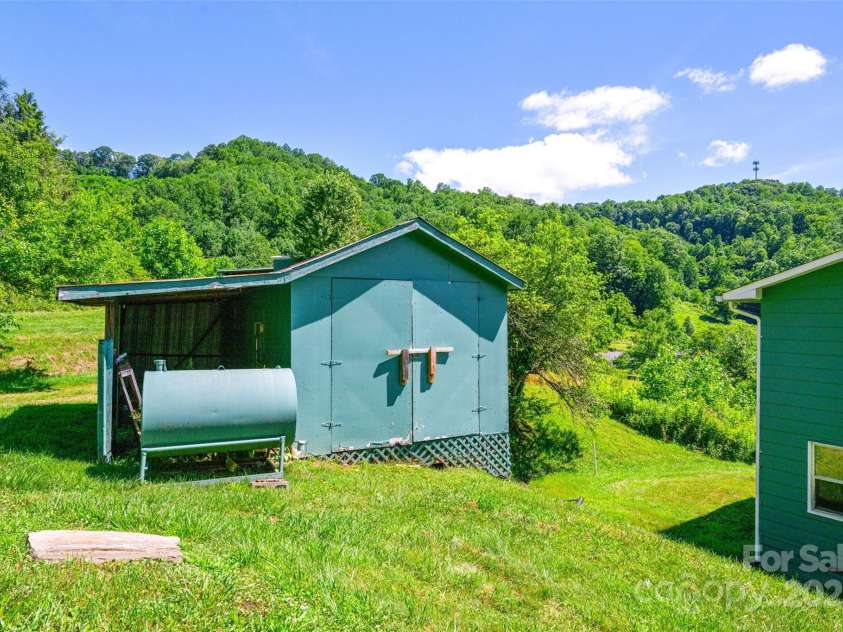 31 Bailey Mathes Farm Lane, Newland, NC 28657.  MLS# CAR4279616, YatesRealty ID 25141. 