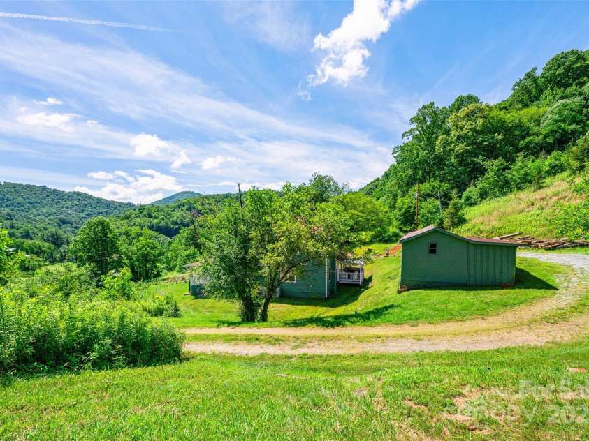 31 Bailey Mathes Farm Lane, Newland, NC 28657.  MLS# CAR4279616, YatesRealty ID 25141. 