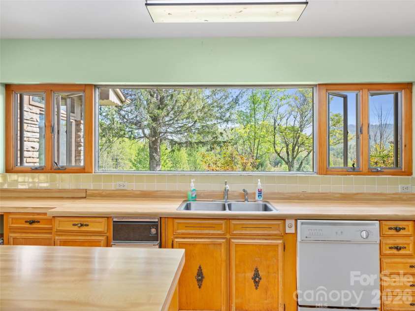 110 Crest View Road, Burnsville, NC 28714.  MLS# CAR4381497, YatesRealty ID 25142. 