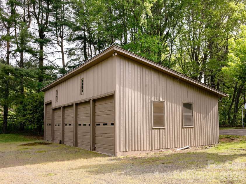 110 Crest View Road, Burnsville, NC 28714.  MLS# CAR4381497, YatesRealty ID 25142. 