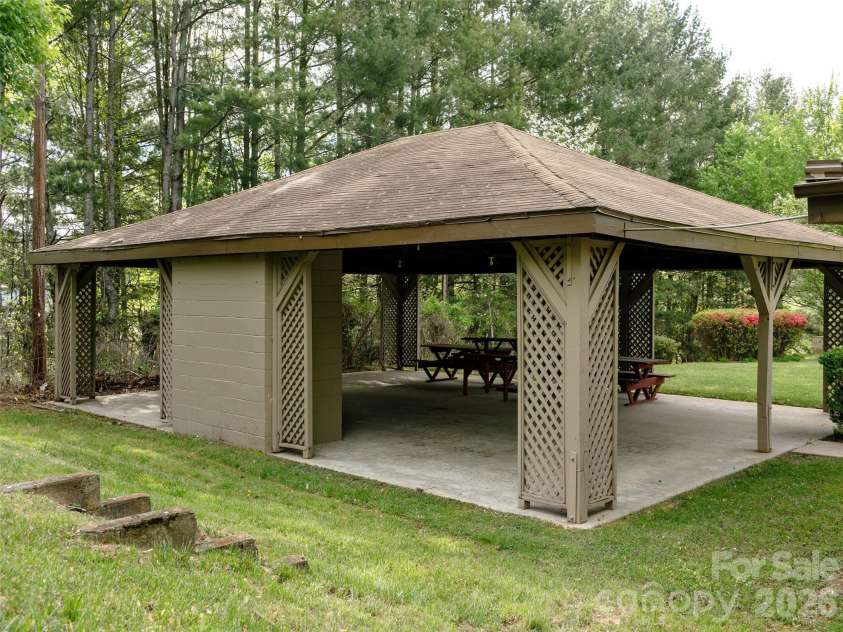 110 Crest View Road, Burnsville, NC 28714.  MLS# CAR4381497, YatesRealty ID 25142. 