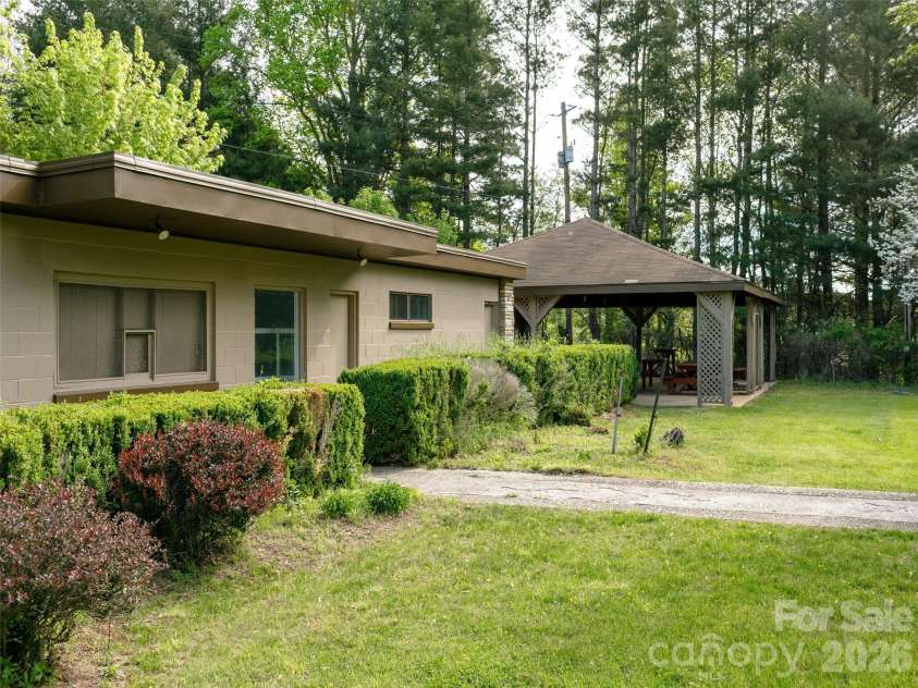 110 Crest View Road, Burnsville, NC 28714.  MLS# CAR4381497, YatesRealty ID 25142. 