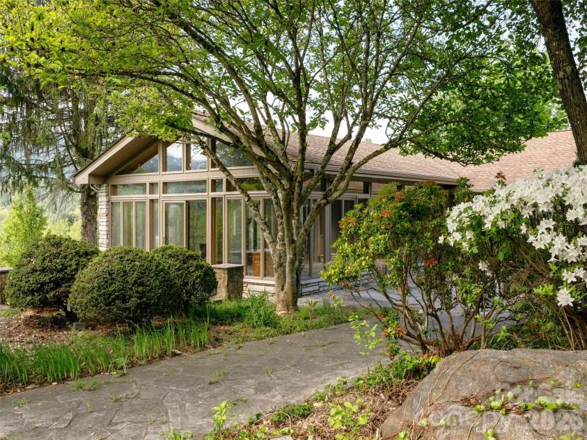 110 Crest View Road, Burnsville, NC 28714.  MLS# CAR4381497, YatesRealty ID 25142. 