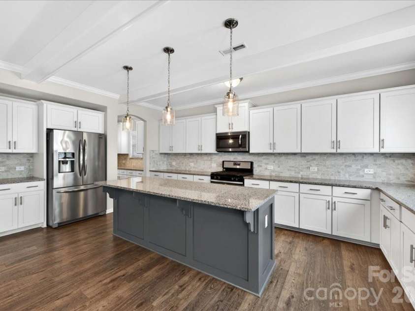 2053 Pine Siskin Court, Fort Mill, SC 29707.  MLS# CAR4381919, YatesRealty ID 25143. Kitchen