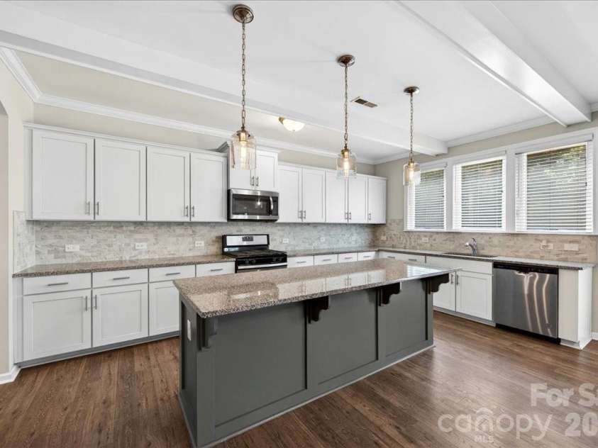 2053 Pine Siskin Court, Fort Mill, SC 29707.  MLS# CAR4381919, YatesRealty ID 25143. Kitchen