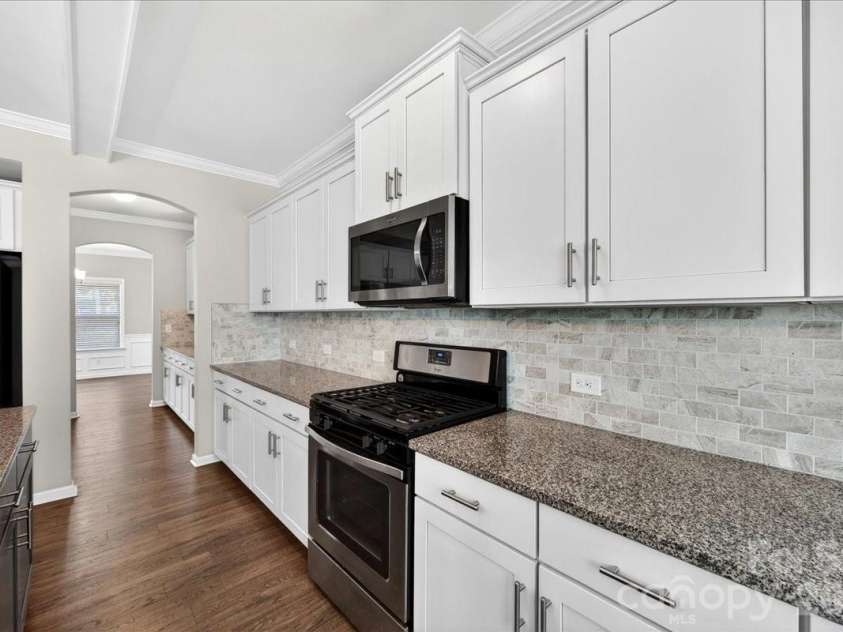 2053 Pine Siskin Court, Fort Mill, SC 29707.  MLS# CAR4381919, YatesRealty ID 25143. Kitchen