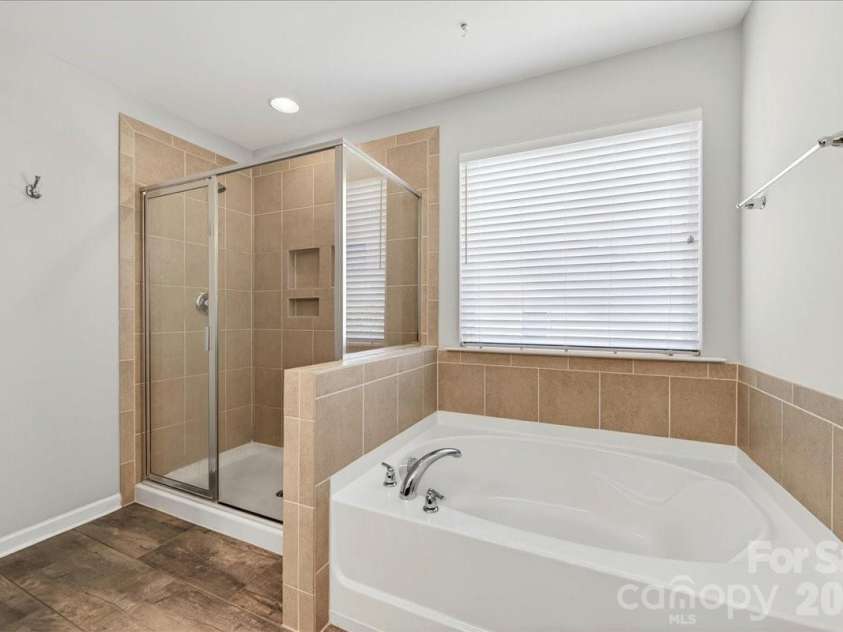 2053 Pine Siskin Court, Fort Mill, SC 29707.  MLS# CAR4381919, YatesRealty ID 25143. Primary bath