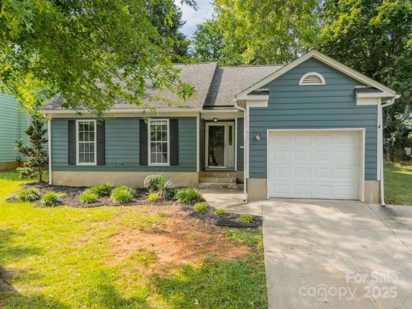 8027 Sherington Way, Charlotte, NC 28227.  MLS# CAR4279993, YatesRealty ID 25143. 