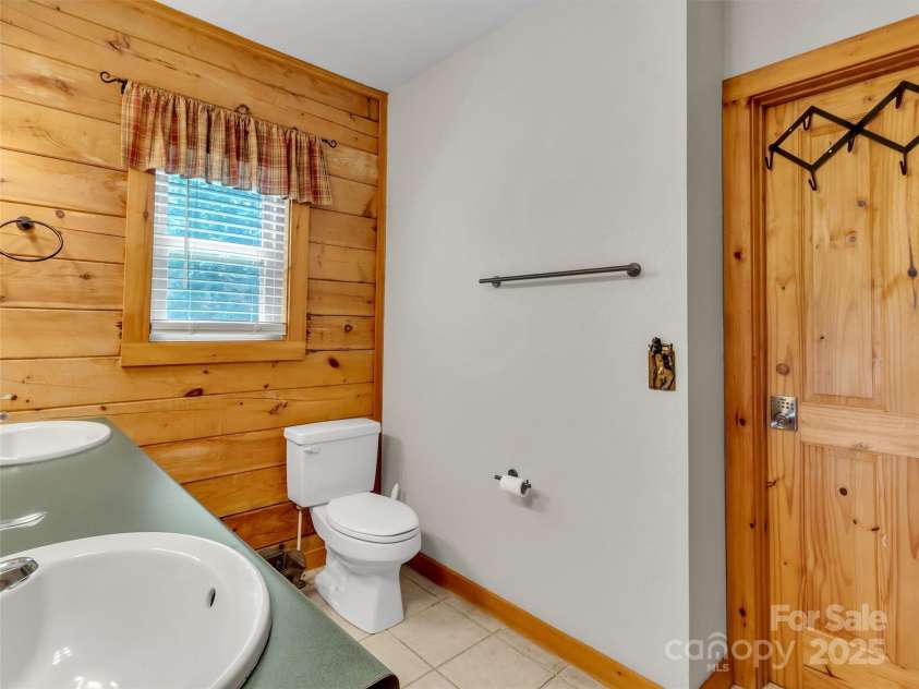 1064 Point Of View Drive, Waynesville, NC 28785.  MLS# CAR4277940, YatesRealty ID 25145. Primary Bath