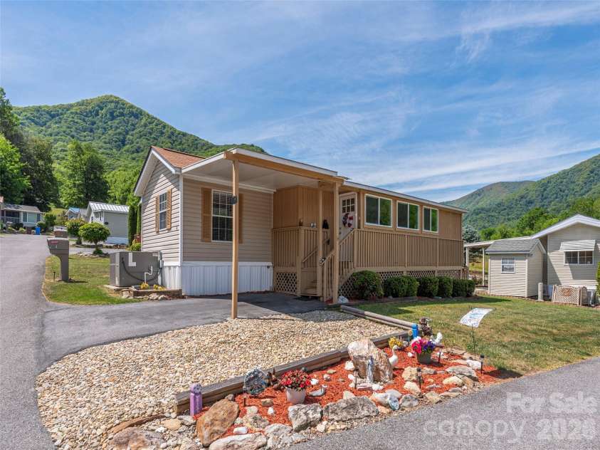 4 Levi Drive, Maggie Valley, NC 28751.  MLS# CAR4383759, YatesRealty ID 25146. 