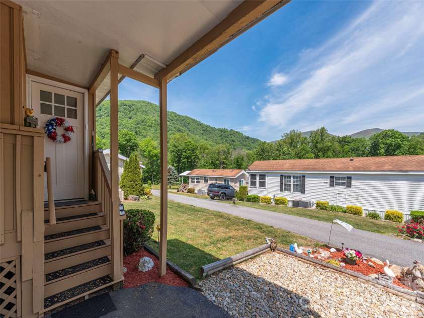 4 Levi Drive, Maggie Valley, NC 28751.  MLS# CAR4383759, YatesRealty ID 25146. 