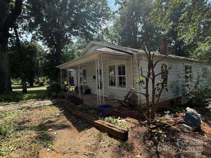 410 24th Street, Hickory, NC 28602.  MLS# CAR4280286, YatesRealty ID 25149. 