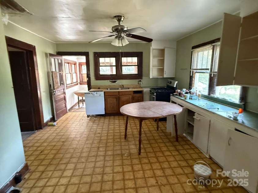 410 24th Street, Hickory, NC 28602.  MLS# CAR4280286, YatesRealty ID 25149. 