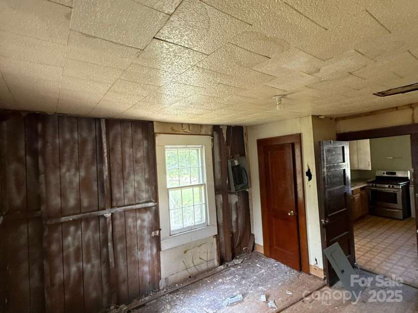 410 24th Street, Hickory, NC 28602.  MLS# CAR4280286, YatesRealty ID 25149. 