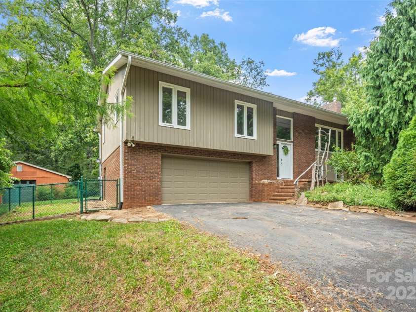 15 Beaverdam Court, Asheville, NC 28804.  MLS# CAR4280351, YatesRealty ID 25151. 