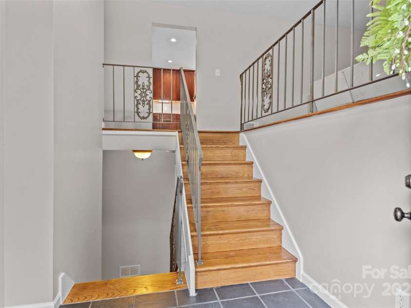 15 Beaverdam Court, Asheville, NC 28804.  MLS# CAR4280351, YatesRealty ID 25151. 