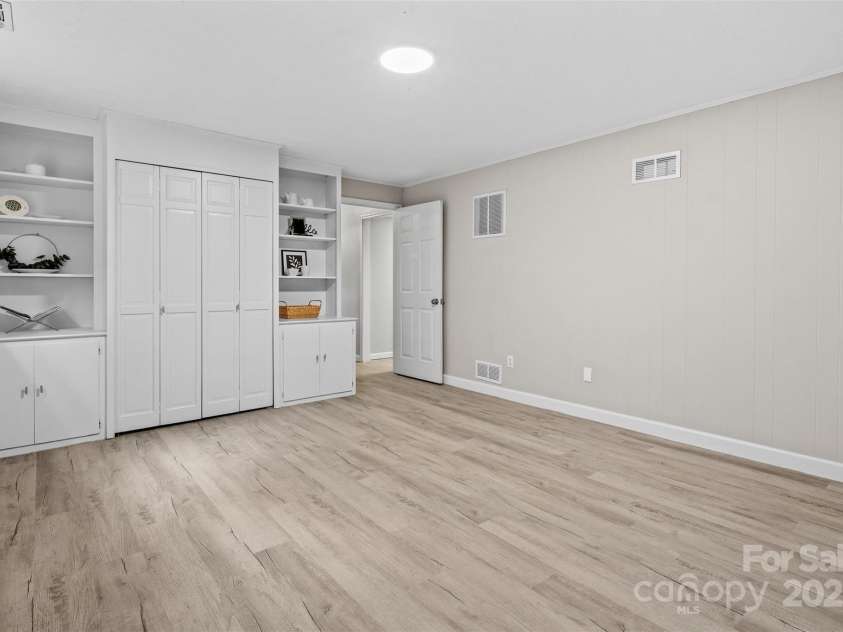 15 Beaverdam Court, Asheville, NC 28804.  MLS# CAR4280351, YatesRealty ID 25151. 