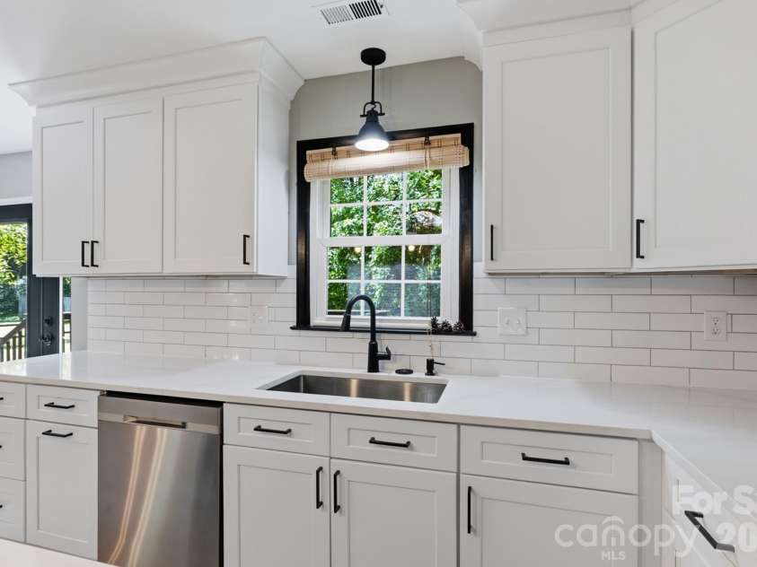 9918 Ridgemore Drive, Charlotte, NC 28277.  MLS# CAR4350332, YatesRealty ID 25152. 