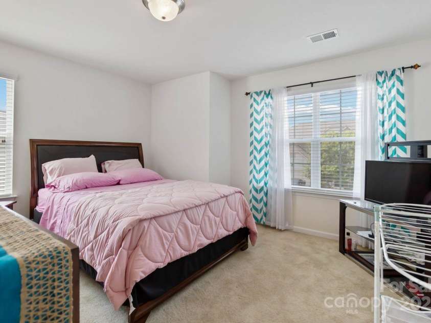 2932 Berry Creek Road, Charlotte, NC 28214.  MLS# CAR4280392, YatesRealty ID 25153. 