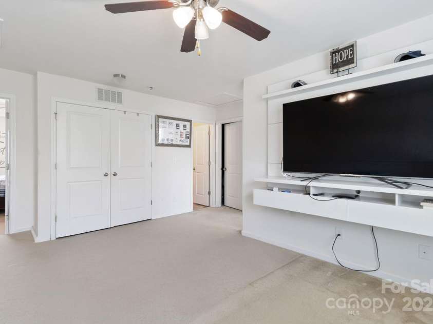 2932 Berry Creek Road, Charlotte, NC 28214.  MLS# CAR4280392, YatesRealty ID 25153. 