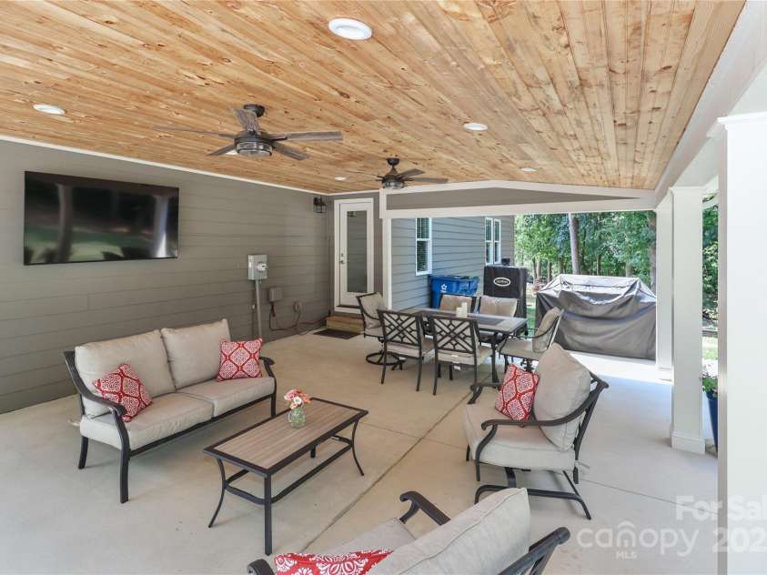 4475 North Wynswept Drive, Maiden, NC 28650.  MLS# CAR4279954, YatesRealty ID 25156. 