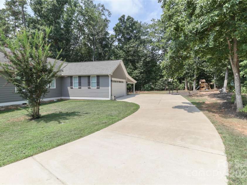 4475 North Wynswept Drive, Maiden, NC 28650.  MLS# CAR4279954, YatesRealty ID 25156. 