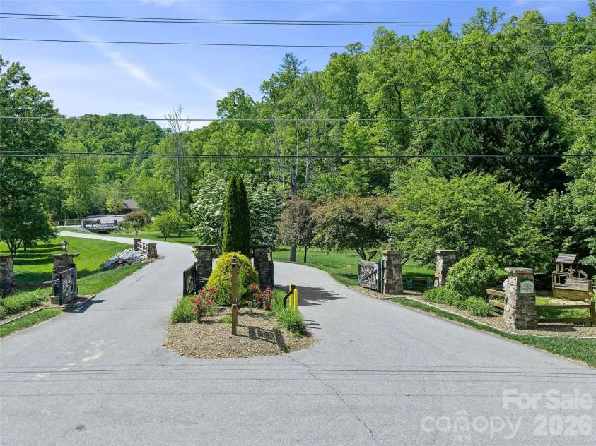 58 Sunny Morning Court, Hendersonville, NC 28792.  MLS# CAR4384357, YatesRealty ID 25156. 