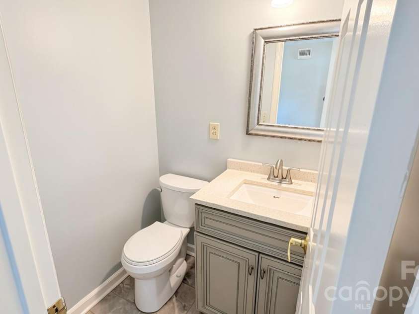 7218 Quail Ridge Drive, Charlotte, NC 28226.  MLS# CAR4383333, YatesRealty ID 25157. 