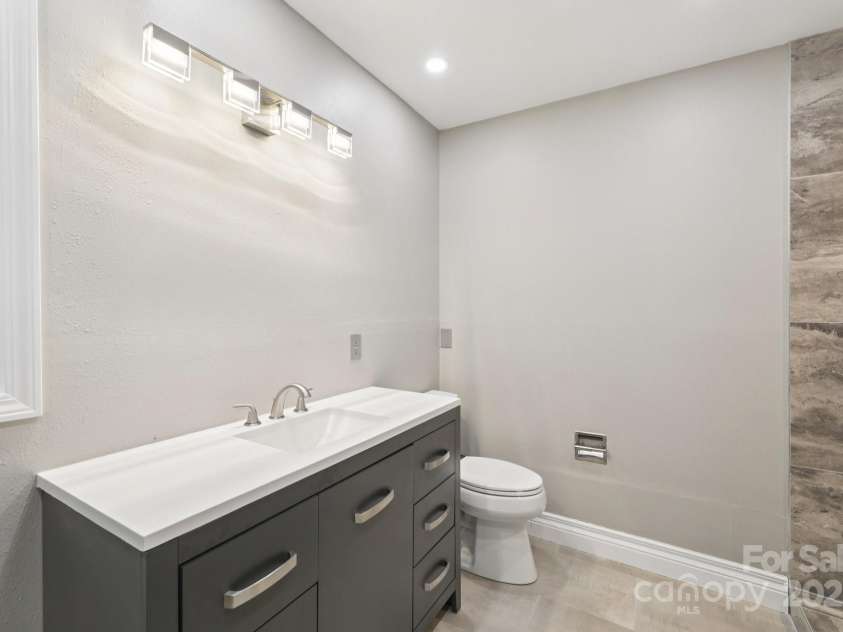 8 Hickory Ridge Court, Clover, SC 29710.  MLS# CAR4276802, YatesRealty ID 25166. Primary Bathroom