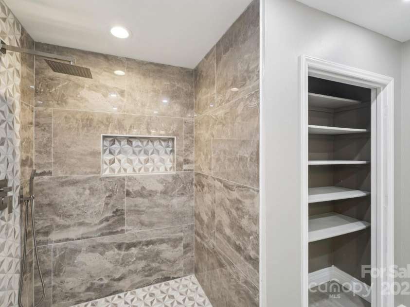 8 Hickory Ridge Court, Clover, SC 29710.  MLS# CAR4276802, YatesRealty ID 25166. Primary Bathroom