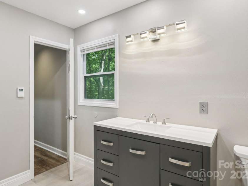 8 Hickory Ridge Court, Clover, SC 29710.  MLS# CAR4276802, YatesRealty ID 25166. Primary Bathroom