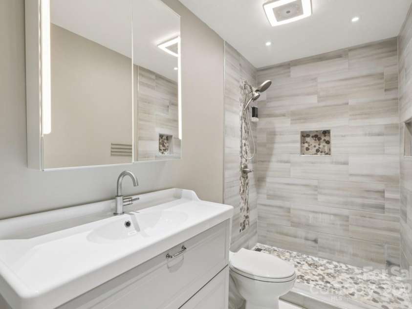 8 Hickory Ridge Court, Clover, SC 29710.  MLS# CAR4276802, YatesRealty ID 25166. Upstairs Bathroom