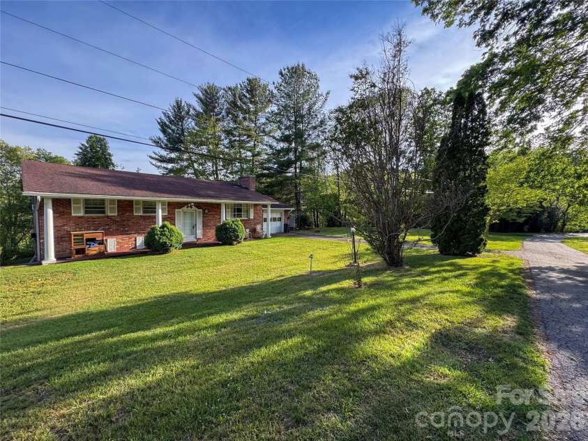 70 Winchester Drive, Waynesville, NC 28785.  MLS# CAR4353662, YatesRealty ID 25169. 