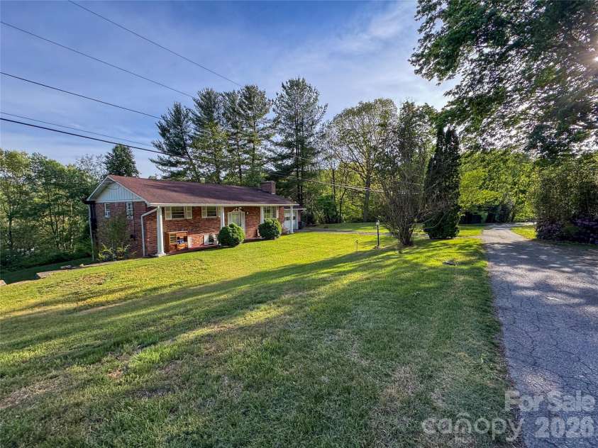 70 Winchester Drive, Waynesville, NC 28785.  MLS# CAR4353662, YatesRealty ID 25169. 