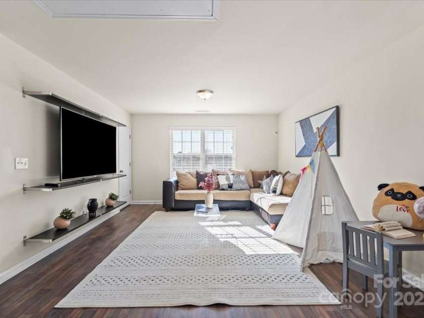 5703 Eleanor Rigby Road, Charlotte, NC 28278.  MLS# CAR4232389, YatesRealty ID 2517. Amazing loft space