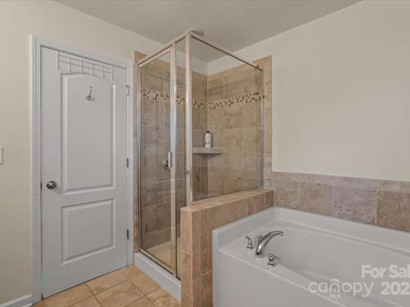 5703 Eleanor Rigby Road, Charlotte, NC 28278.  MLS# CAR4232389, YatesRealty ID 2517. Garden tub and Shower