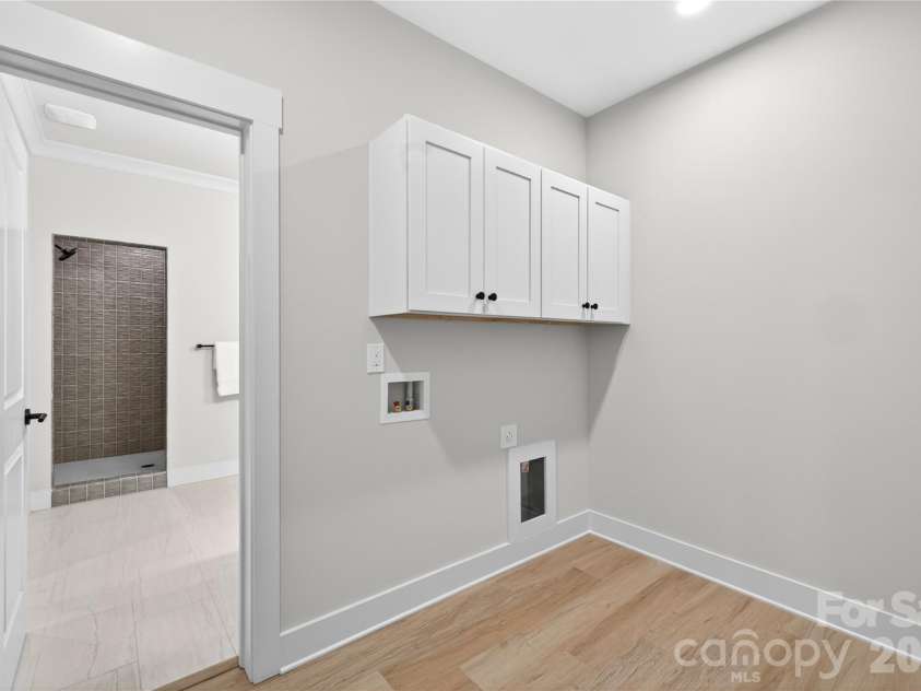 3883 12th Street, Hickory, NC 28601.  MLS# CAR4381107, YatesRealty ID 25170. 