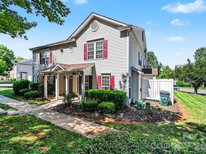 2635 Meadow Knoll Drive, Charlotte, NC 28269.  MLS# CAR4380995, YatesRealty ID 25176. 