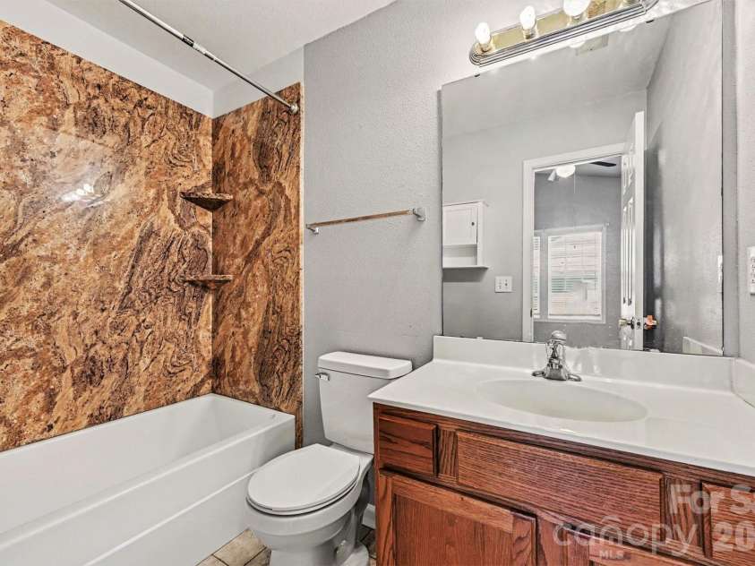 2635 Meadow Knoll Drive, Charlotte, NC 28269.  MLS# CAR4380995, YatesRealty ID 25176. 