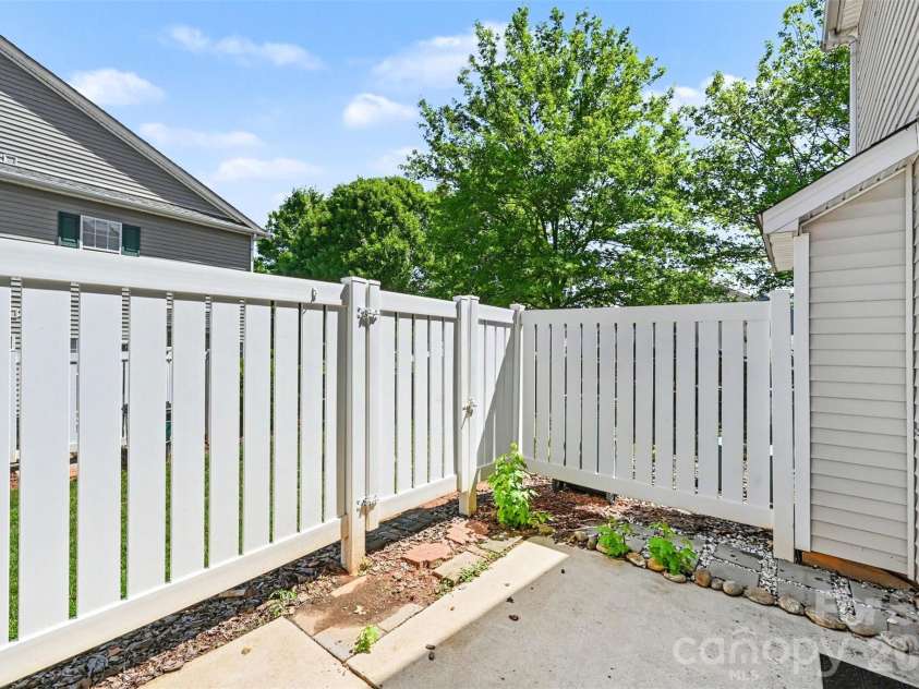 2635 Meadow Knoll Drive, Charlotte, NC 28269.  MLS# CAR4380995, YatesRealty ID 25176. 